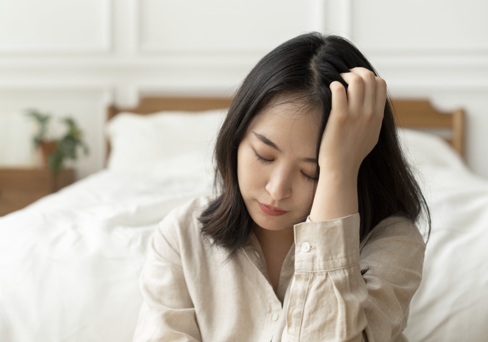 geunyeoui-chimdae-yeop-e-seulpeun-anj-a-asia-yeoja