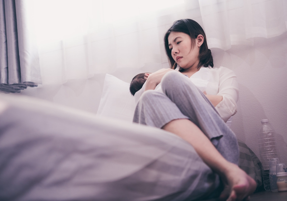 jib-eseo-chimdae-e-nuwo-issneun-adeul-gwa-hamkke-issneun-eomeoni