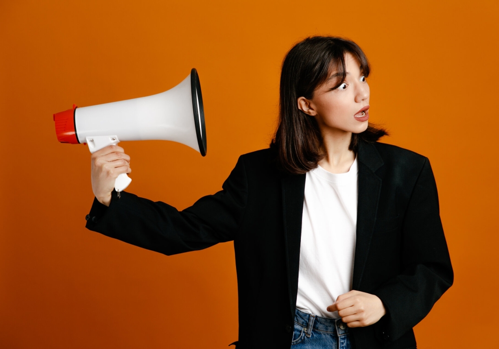 olenji-baegyeong-e-golib-doen-geom-eun-jaekis-eul-ibgo-hwagseong-gileul-deulgo-honlanseuleoun-jeolm-eun-aleumdaun-yeoseong